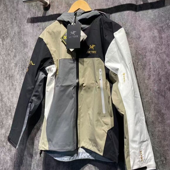 Arc'teryx × BEAMS Collaboration Color Block Hardshell Jacket Size M.